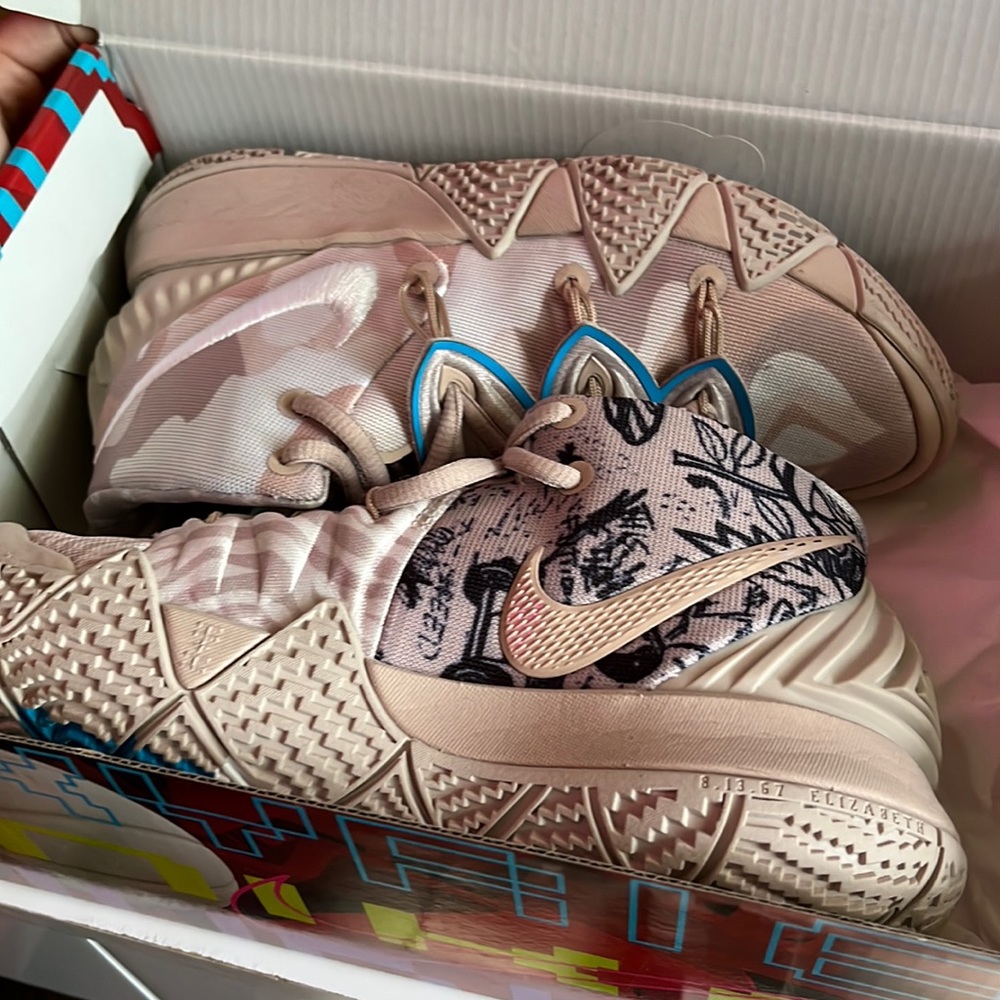 Kyrie Sneakers